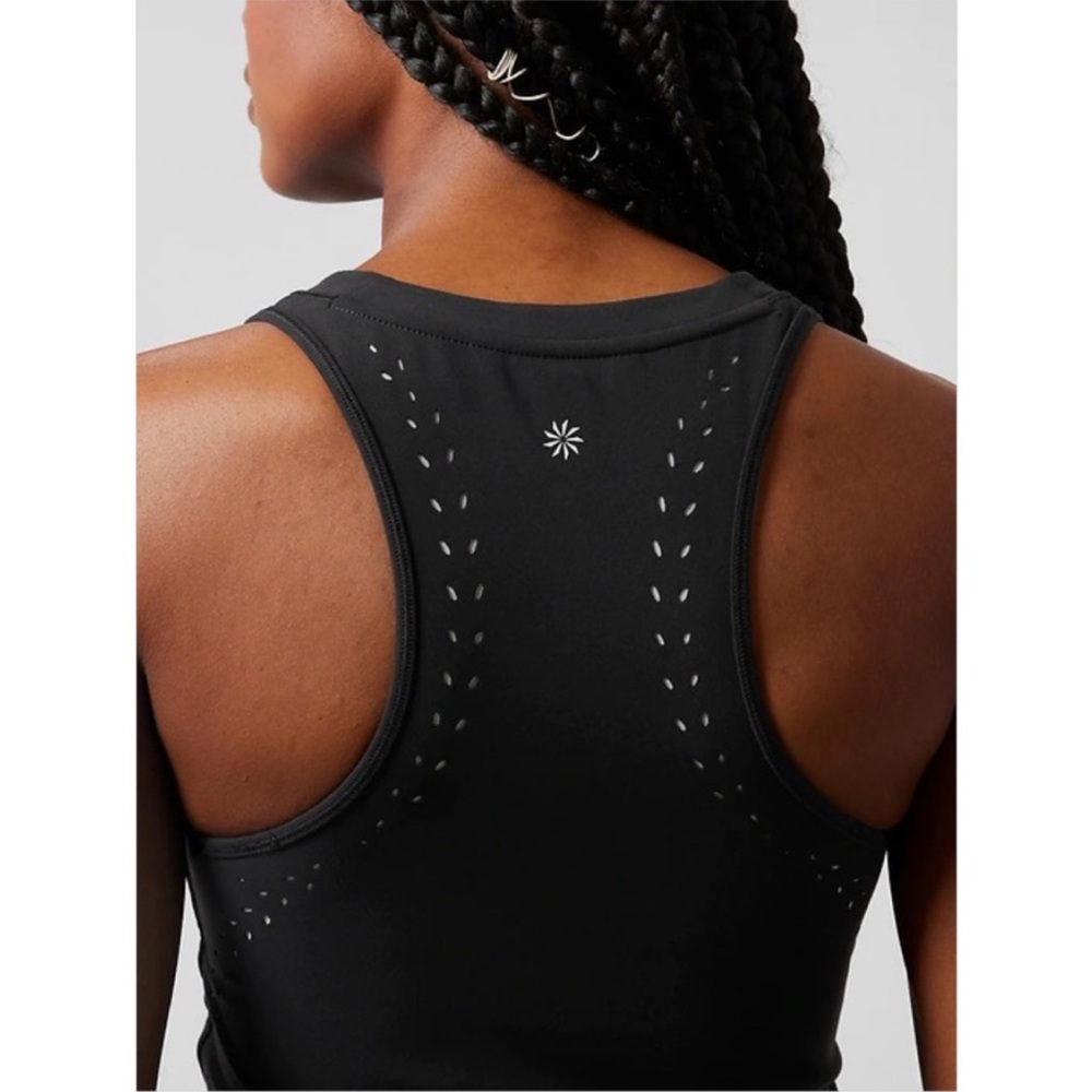 EUC Athleta Lasercut Ashanti Black Crop. Size L.